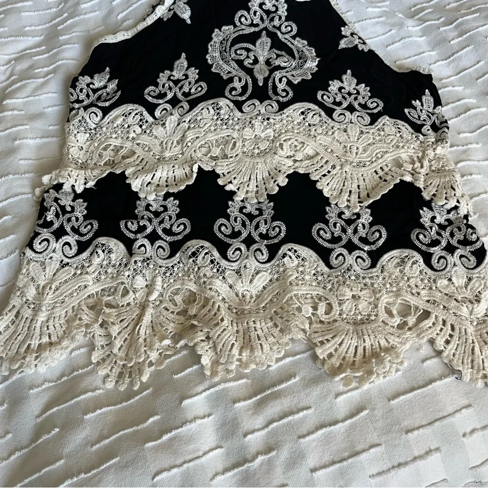 Romeo & Juliet Couture Black and Cream Lace Tank Top Size M (fits like S/M)- EUC - Picture 9 of 12